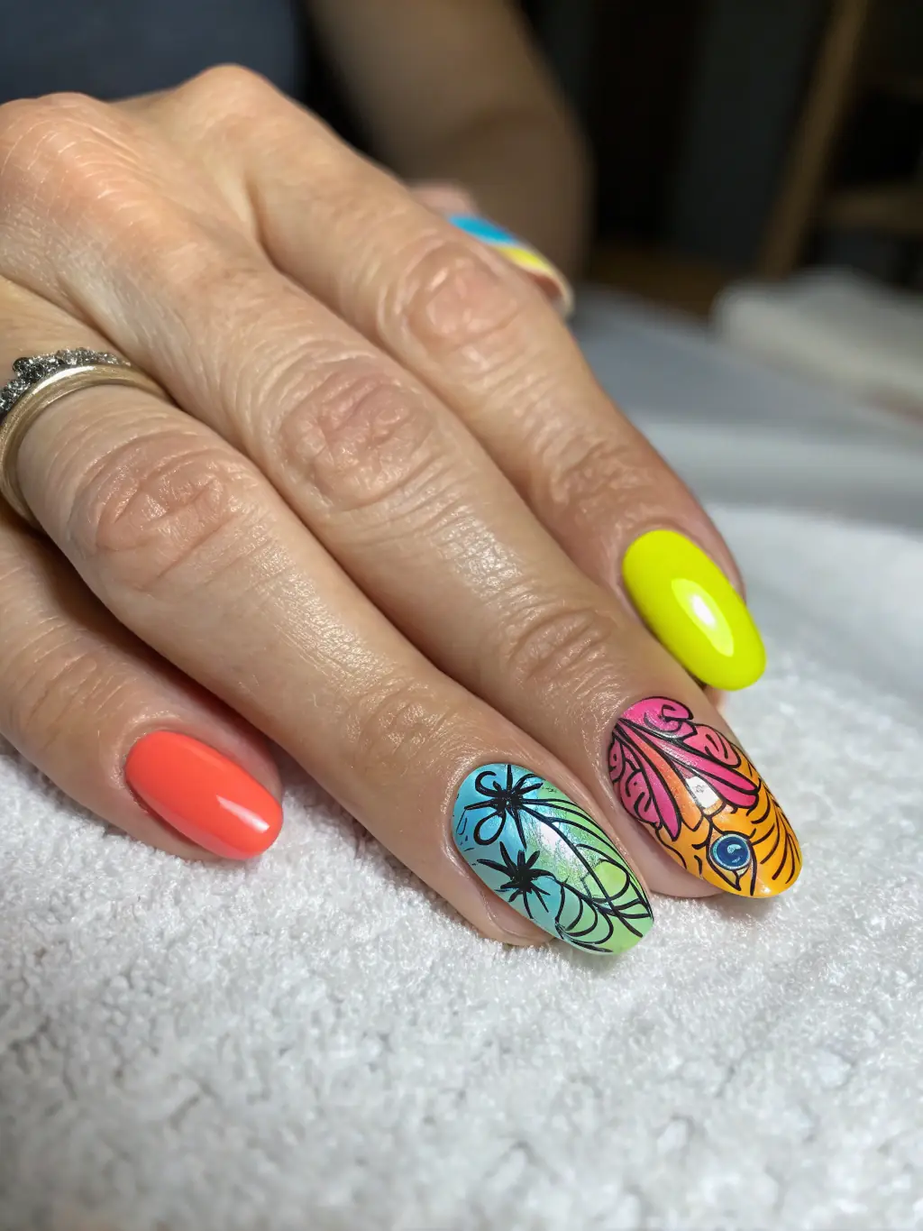 Close-up photo of a perfectly manicured hand with classic red nail polish, showcasing the precision and elegance of a Negle.tilst manicure.